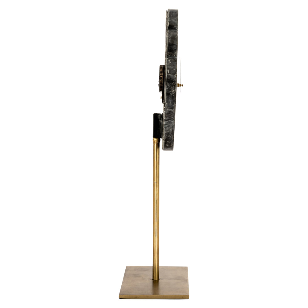Eine abstrakte Skulptur mit einem vertikalen, steinähnlichen Element auf einem schlanken, metallischen Stab, der an einem quadratischen Sockel befestigt ist.