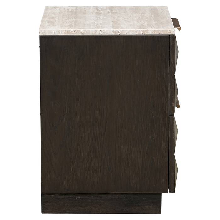 Nachttisch Claremont 2-Schubladen (braun) Das Bild zeigt den Nachttisch Claremont (2-Schubladen, braun) von der Seite. Die feine Holzmaserung und die stabile Konstruktion sind deutlich sichtbar.