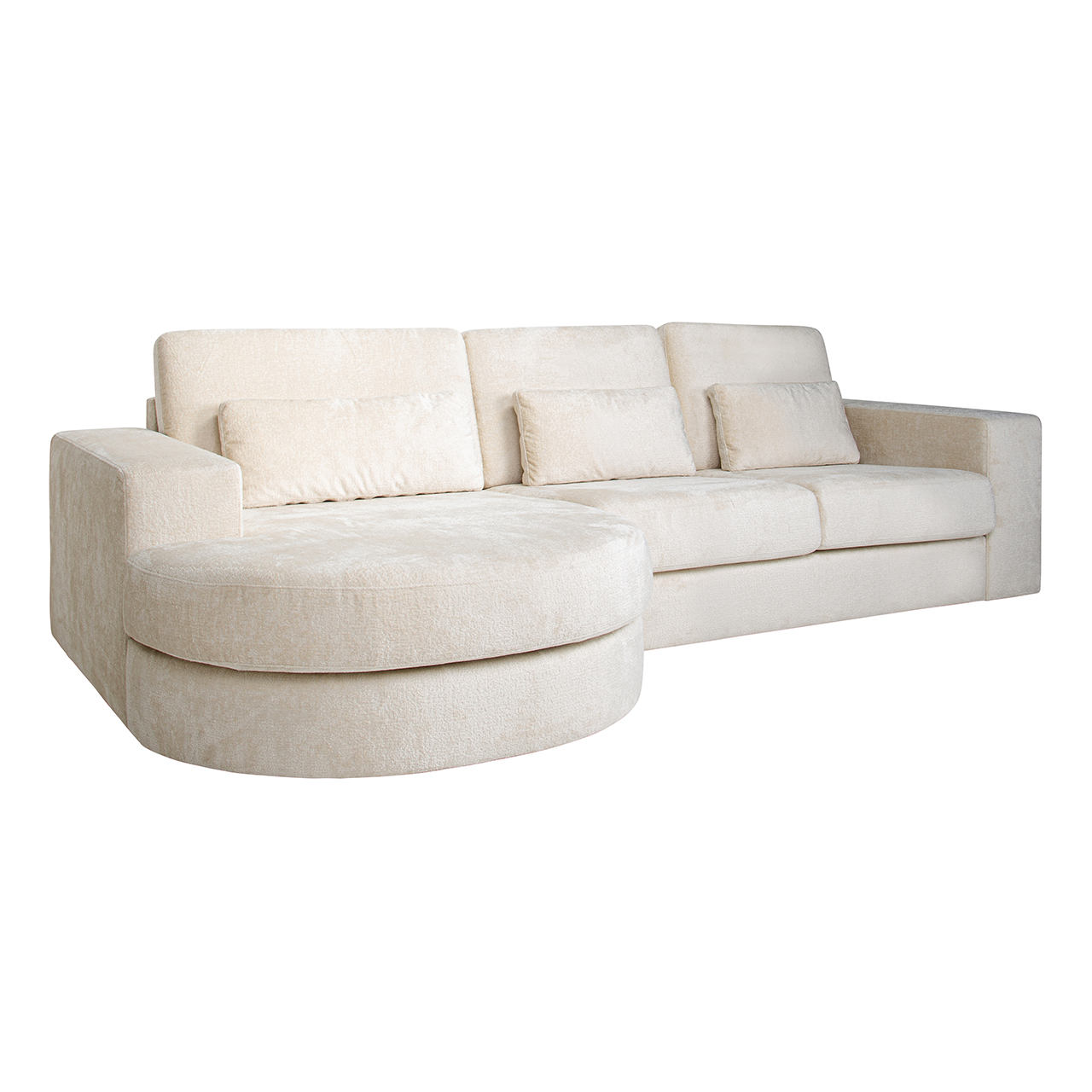 Ein modernes Sofa mit einem geschwungenen Design und mehreren Kissen. Das Sofa ist mit einem hellen Stoff, möglicherweise Weiß oder Creme, bezogen und scheint für Komfort ausgelegt zu sein, mit seinen weichen Sitz- und Rückenpolstern.