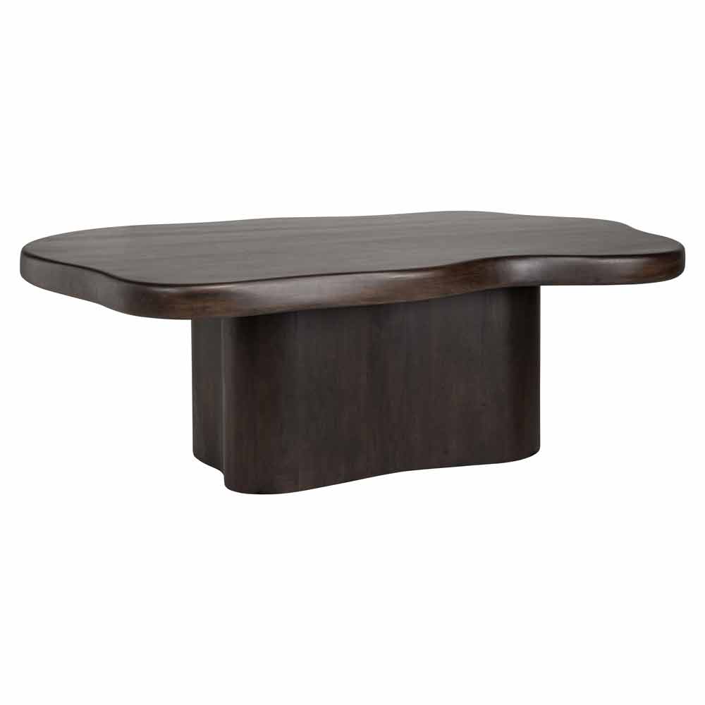 Dunkler Holzcouchtisch mit organisch geformter Tischplatte und massivem Sockel im gleichen Material und Farbton. Modernes, minimalistisches Design mit glatten Kanten und flacher Oberfläche.