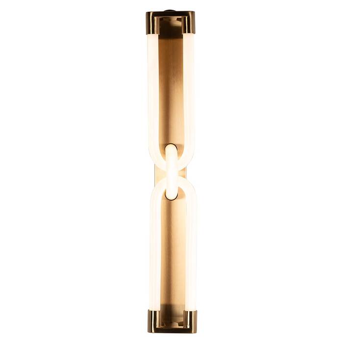 Eine Wandleuchte namens „Lysa” in gebürstetem Gold. Das Design besteht aus einer vertikalen Anordnung mit zwei länglichen, ovalen Schlaufen, die durch eine kleinere zentrale Schlaufe verbunden sind, alle in gebürstetem Gold.