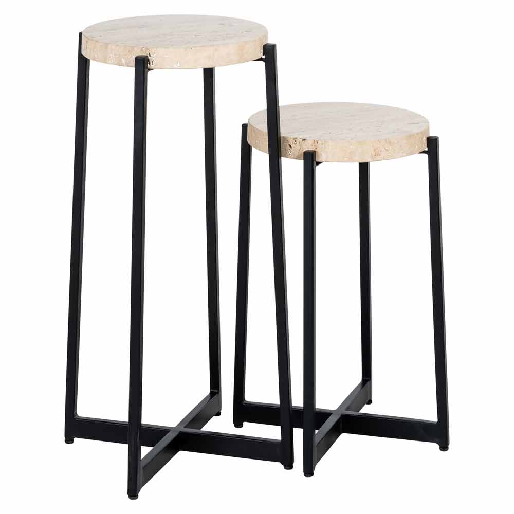 Zwei Hocker mit runden Sitzflächen und schwarzen Metallrahmen, der größere Hocker hat einen etwas größeren Durchmesser als der kleinere. Die Sitzflächen scheinen aus hellem Marmor oder Granit zu sein.