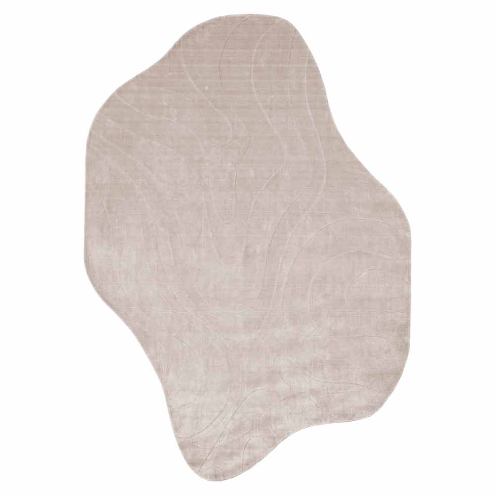 Organisch geformter Teppich mit faseriger Textur, ähnlich wie Papier oder Stoff mit sichtbaren Linien und Falten. Perfekt für moderne und kreative Wohnräume.