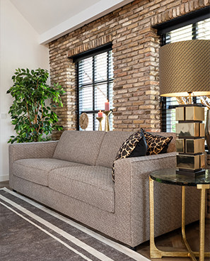 Richmond Sofa mit einer Richmond Lampe in einem Wohnzimmer