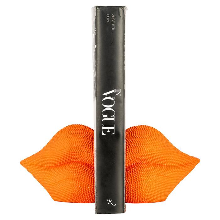 Deko-Objekt "Buchständer Lippen" von Richmond Decoration, orangefarbener Ständer in Lippenform, elegantes Design, ideal zur Präsentation von Büchern und Dekoration.