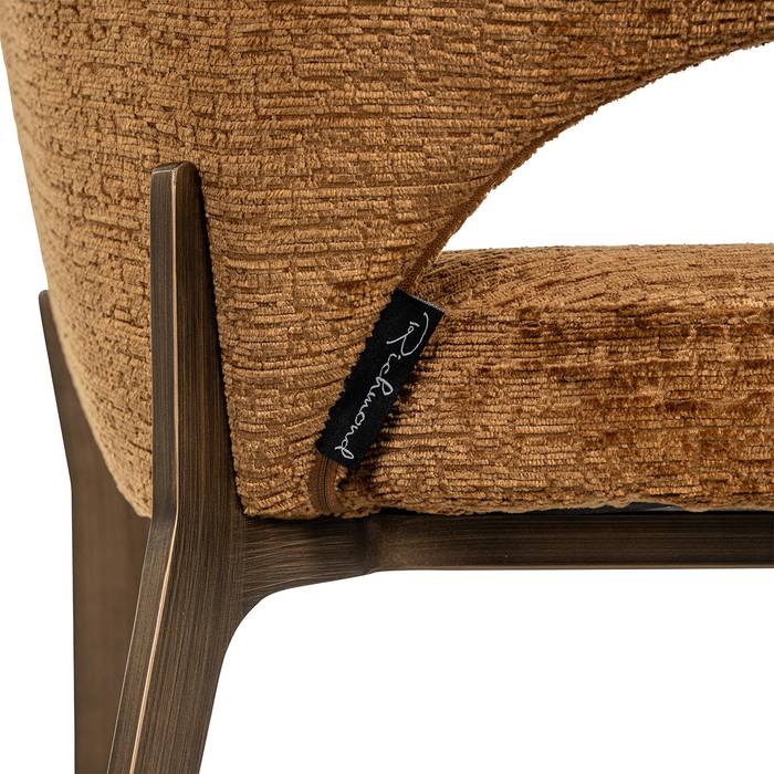 Esszimmerstuhl Kenzi (Fusion cognac 28), von hinten aufgenommen. Modernes und elegantes Design, ideal für stilvolle Wohnräume mit Detailaufnahme