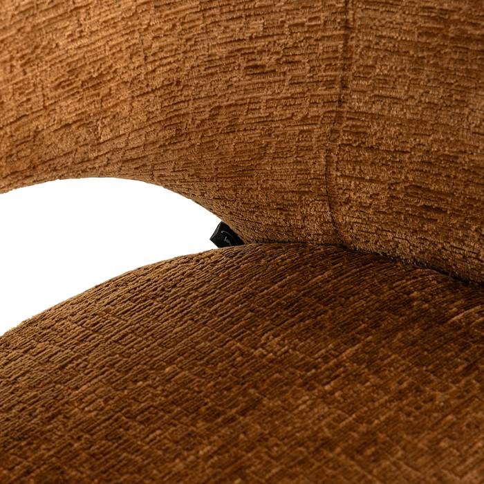 Esszimmerstuhl Kenzi (Fusion cognac 28), frontal aufgenommen. Modernes und elegantes Design, ideal für stilvolle Wohnräume mit Detailaufnahme