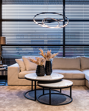 Ein Wohnzimmer eingerichtet mit einem weißen Richmond Sofa und einem Richmond Couchtisch