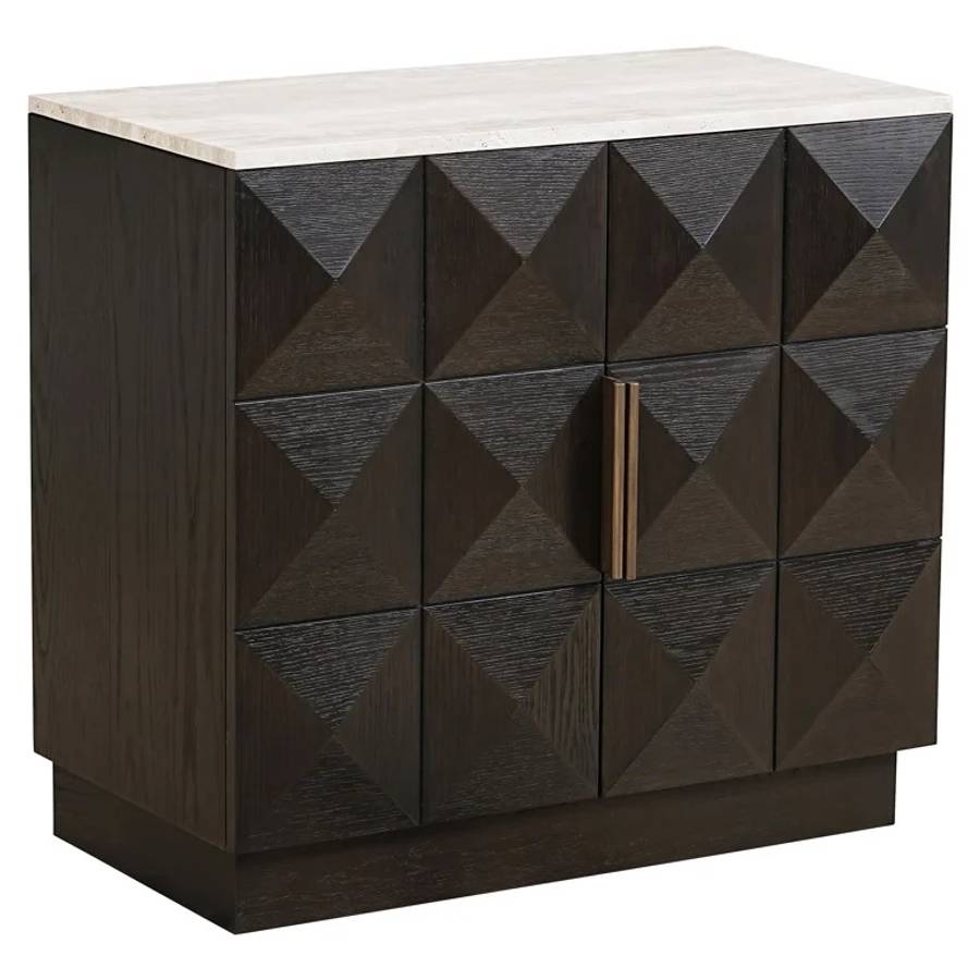 Ein braunes Sideboard namens „Claremont 2-türig“. Die Vorderseite des Sideboards hat ein geometrisches Design mit einer Reihe von erhöhten, pyramidenartigen Mustern. Es verfügt über zwei Türen mit einem zentralen Griff.