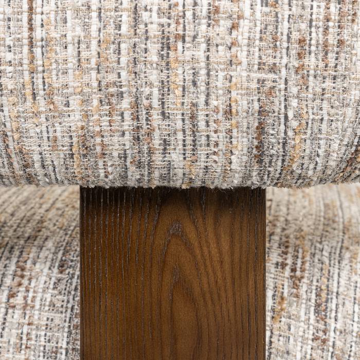 Sessel Arabella (Greige coco) Sessel Arabella (Greige coco), von hinten aufgenommen. Modernes und elegantes Design, ideal für stilvolle Wohnräume mit Detailaufnahme