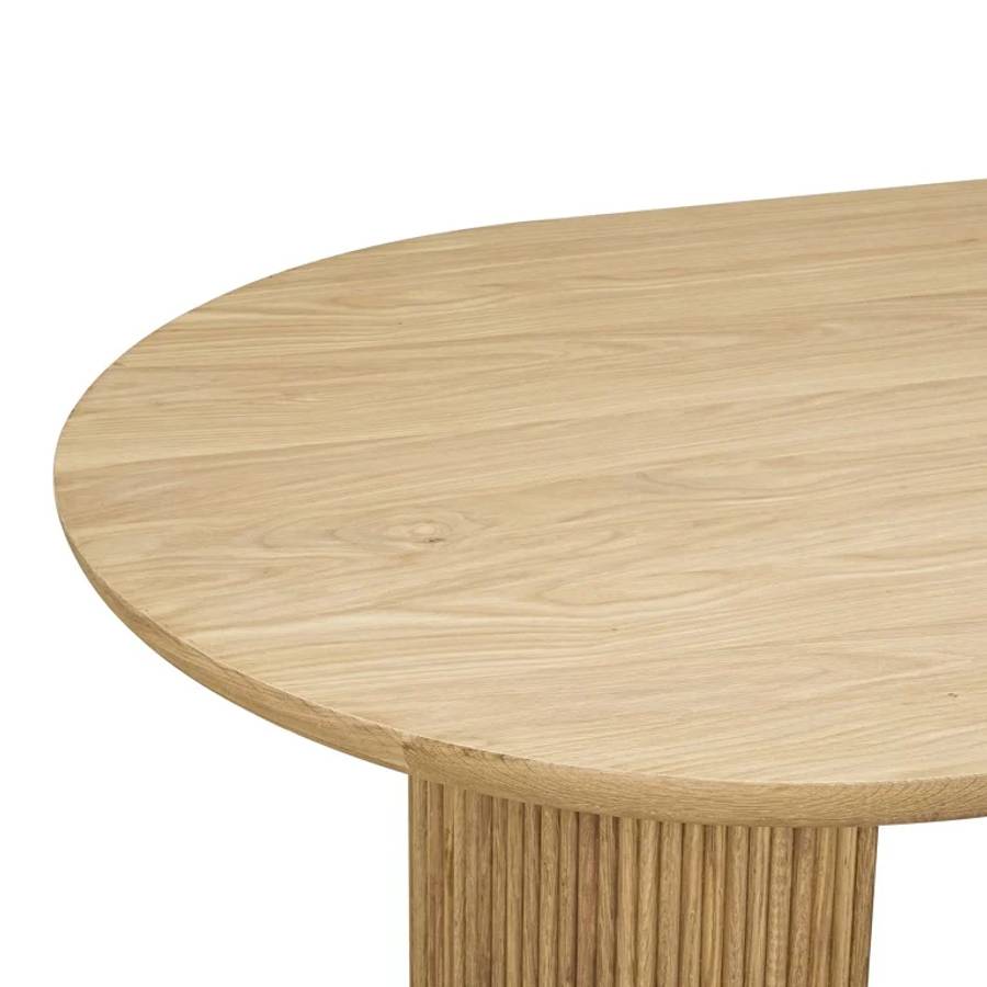 Ein Esstisch namens „Belfort 280” in natürlicher Eiche, von der Seite gezeigt. Die ovale Tischplatte aus hellem Holz und die vertikal geriffelten Beine aus Eichenholz sind deutlich sichtbar.