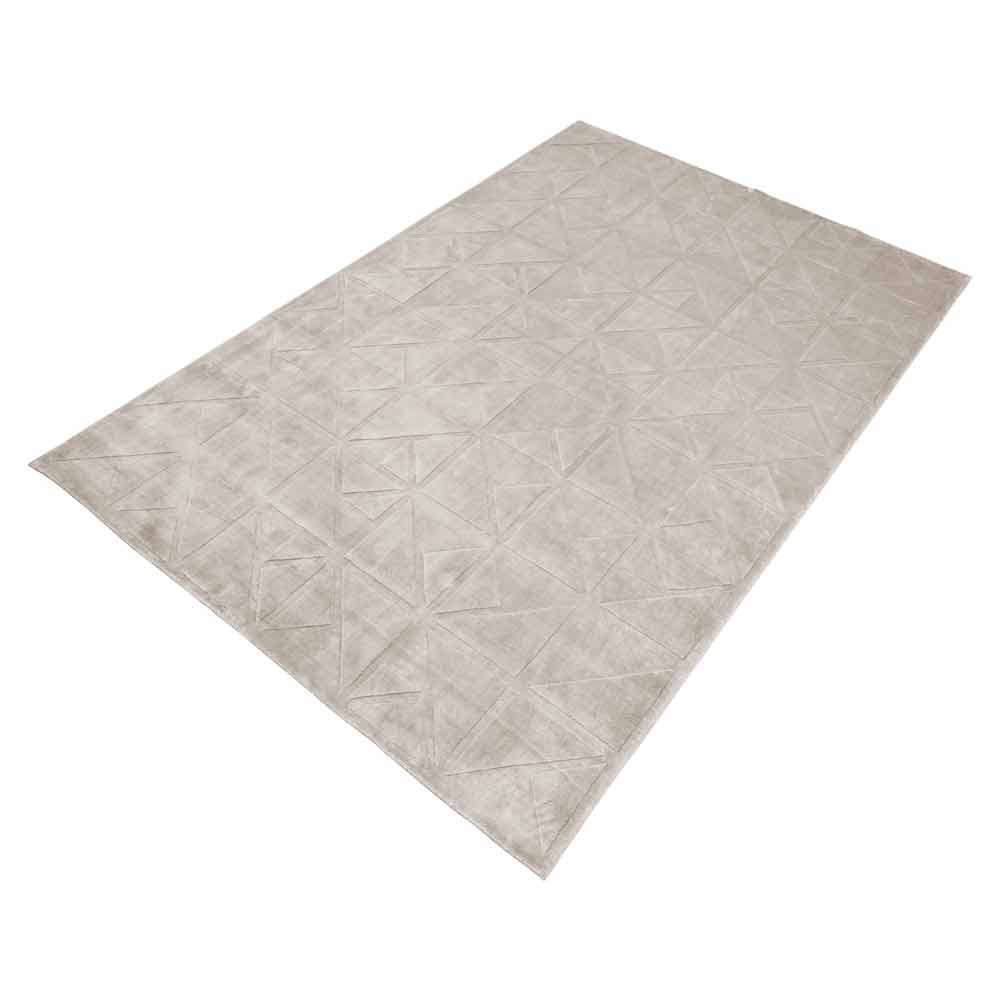 Rechteckiger Teppich mit geometrischem Rautenmuster in hellen Farben, möglicherweise grau oder beige, mit einer strukturierten, dreidimensionalen Optik.