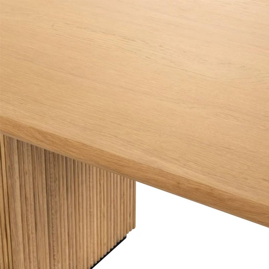 Ein Holztisch mit einer glatten, polierten Oberfläche und vertikalen Holzstäben als Basis.