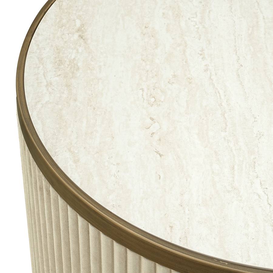 Das Bild zeigt eine Nahaufnahme des kleineren Couchtisches aus dem Tivoli-Set (weiß). Die Details der weißen Tischplatte und des gold- oder messingfarbenen Gestells sind deutlich sichtbar.