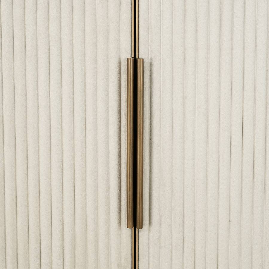 Schrank Tivoli mit gebogener Oberseite 2-tuerig (weiss) Das Bild zeigt eine Nahaufnahme der Tür des Schranks Tivoli mit gebogener Oberseite, 2-türig (weiß).