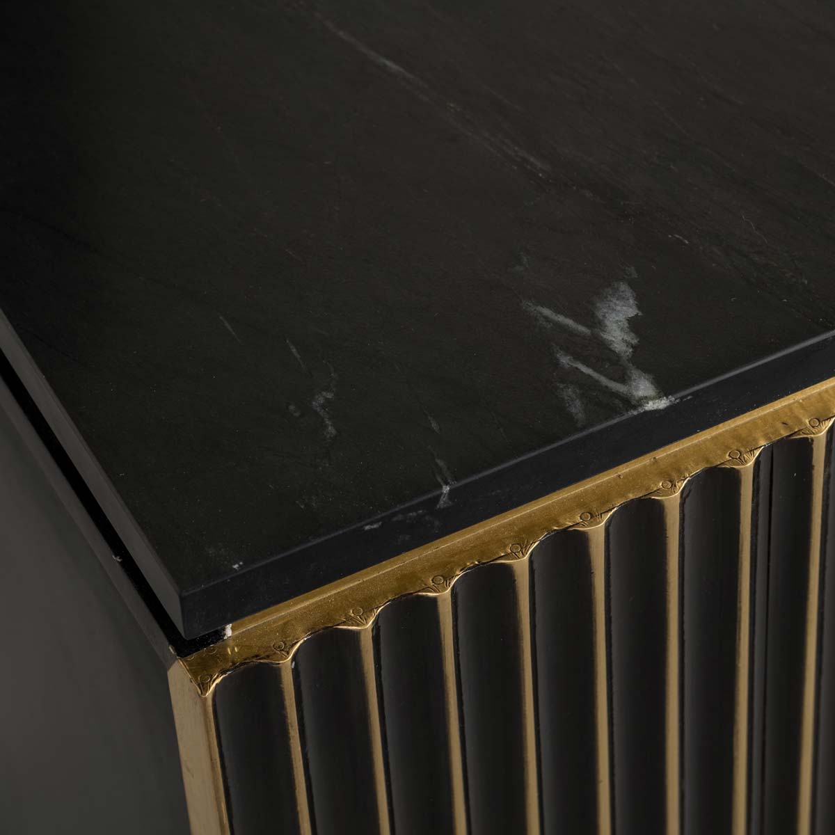 Nachttisch Les Arcs 1-tuerig (Brushed Gold) Nachttisch Les Arcs 1-tuerig (Brushed Gold), von oben aufgenommen. Modernes und elegantes Design, ideal für stilvolle Wohnräume mit Detailaufnahme