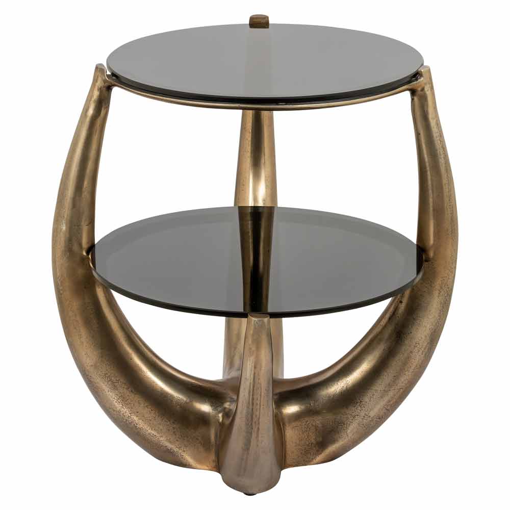 Runder, zweistufiger Beistelltisch mit metallischem Goldfinish. Das Gestell bildet eine durchgehende Schleife, die nach außen und dann nach innen verläuft, und verleiht dem Tisch ein elegantes, skulpturales Aussehen. Die Oberflächen bestehen aus Glas.