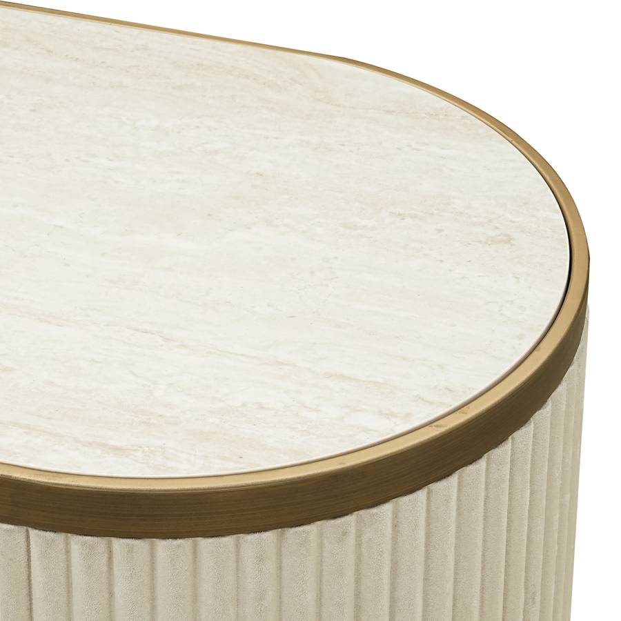 Das Bild zeigt eine Nahaufnahme des Sideboards Tivoli 4-türig (weiß). Die Details der geriffelten Textur auf den Türen und die abgerundeten Kanten sind deutlich sichtbar.