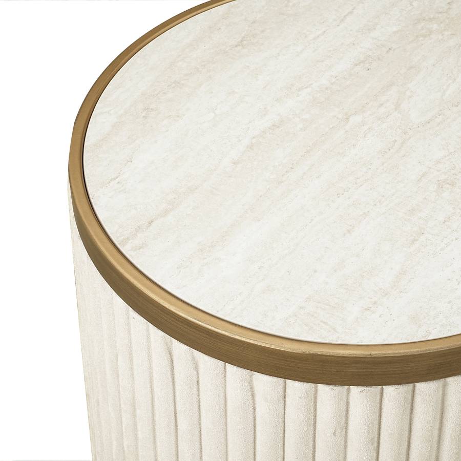 Das Bild zeigt den kleineren Beistelltisch aus dem Tivoli-Set (weiß). Die runde Tischplatte hat eine glatte, weiße Oberfläche mit dezenten Aderungen.