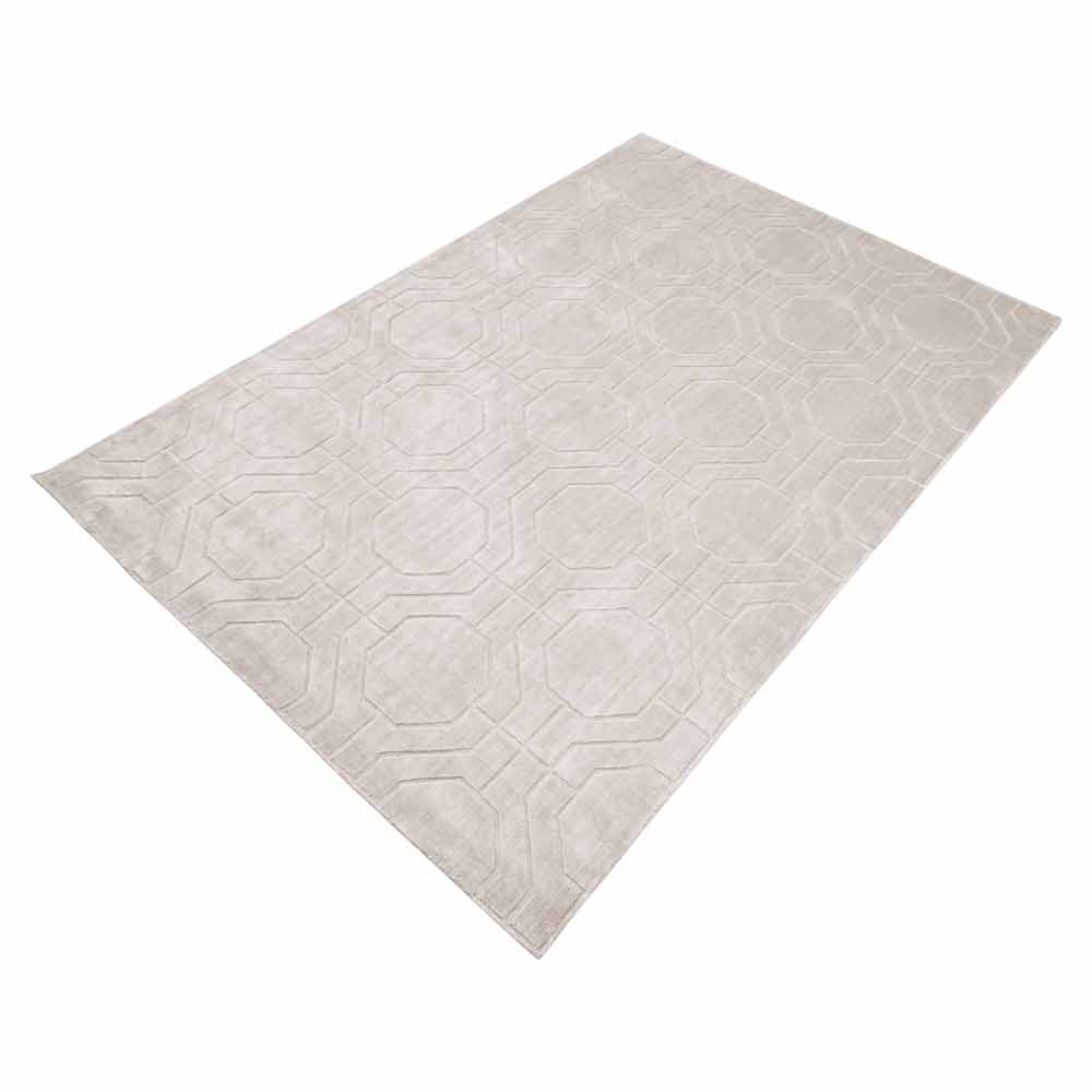 Rechteckiger, hellfarbiger Teppich mit dezentem geometrischen Muster aus ineinandergreifenden Sechsecken, ideal für moderne Wohnräume.