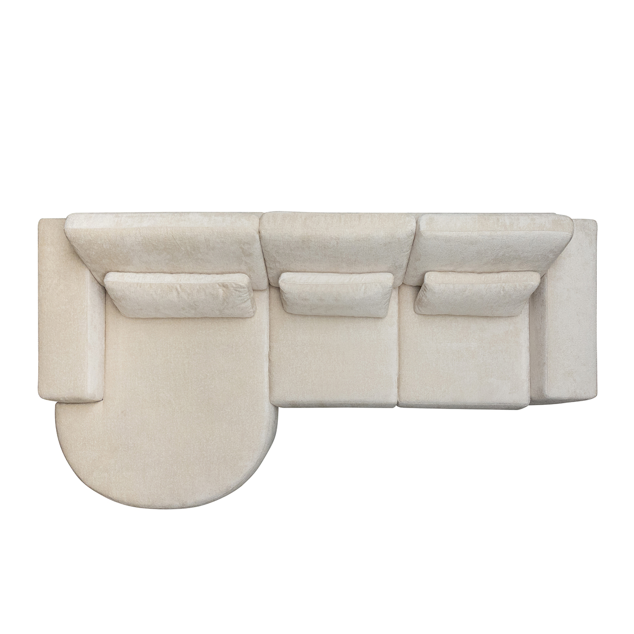 Ein modernes, helles Ecksofa mit einer integrierten Chaiselongue. Das Sofa hat eine gemütliche Optik mit dicken Polstern auf der Rückenlehne und Sitzfläche. Es ist in einer hellen Farbe, möglicherweise Weiß oder Creme, gehalten.