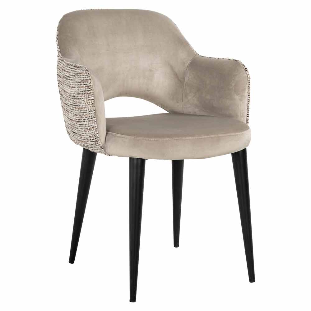 Sessel Giovanna (Be Trendy 01 Nature) Das Bild zeigt den Sessel Giovanna (Be Trendy 01 Nature). Der Sessel hat eine weiche, naturfarbene Polsterung und steht auf stabilen, schwarzen Metallbeinen.