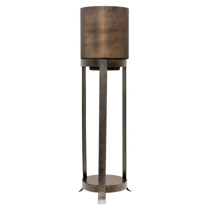  Ein kleines, bronzefarbenes Windlicht namens „Mione” mit modernem und schlankem Design wird jetzt von der rückseite gezeigt.