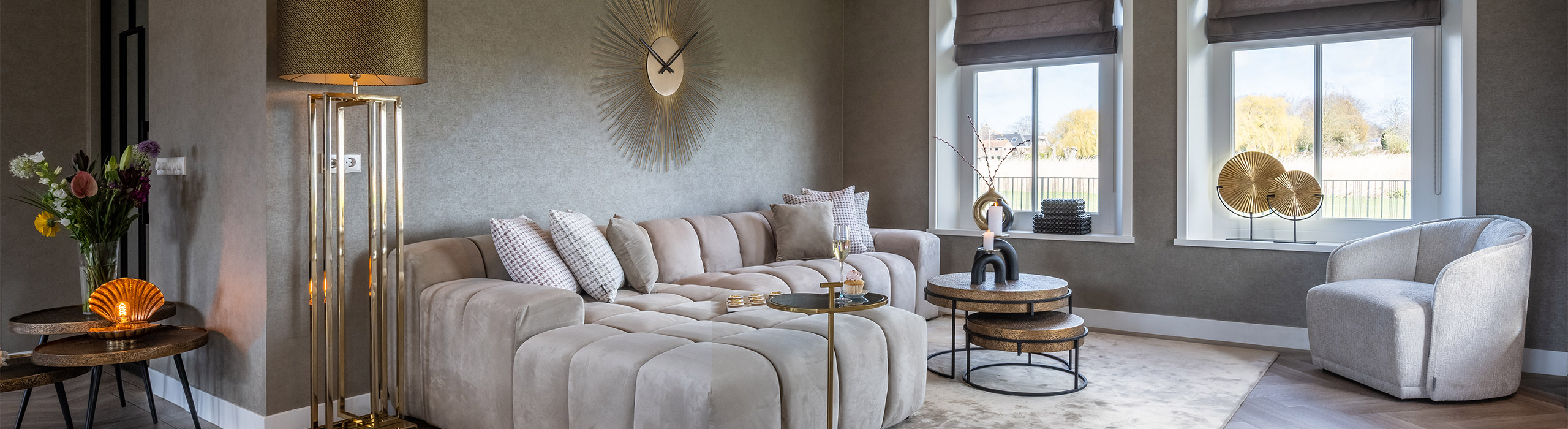 Ein eingerichtetes Wohnzimmer mit beigem Richmond Sofa und Richmond Couchtisch