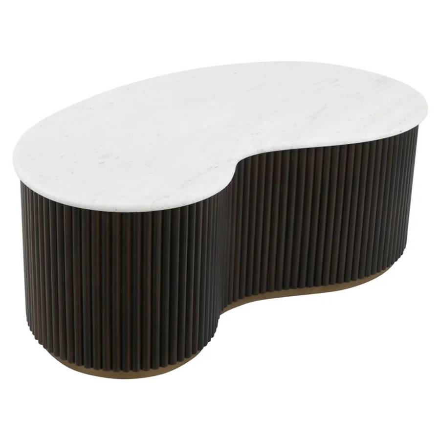 Ein Set von zwei Couchtischen namens „Mayfield“ in Braun. Die Tische haben eine nierenförmige, weiße Marmorplatte und eine vertikal geriffelte Basis aus dunklem Material.