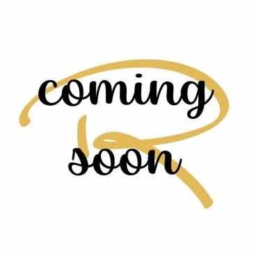 Das Bild zeigt den Text "coming soon" in schwarzer Schrift auf einem weißen Hintergrund. Hinter dem Text befindet sich ein großes, stilisiertes, goldenes "R", das teilweise von den Wörtern "coming" und "soon" überlagert wird.