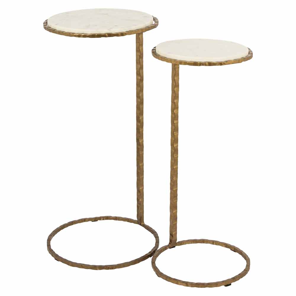 Zwei runde Beistelltische mit Metallgestellen und Marmorplatten in unterschiedlichen Höhen, die sich leicht überlappen. Das Design ist minimalistisch und modern, ideal für zeitgenössische Einrichtungsstile.