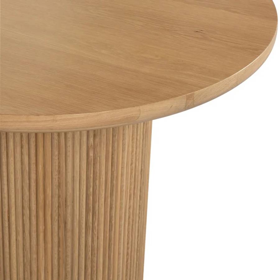 Ein runder Holztisch mit glatter, polierter Oberfläche.