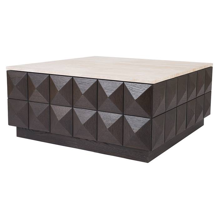 Couchtisch Claremont (braun) Das Bild zeigt den Couchtisch Claremont in Braun. Der Tisch hat eine quadratische Form mit einer hellen, glatten Oberseite und Seitenflächen, die mit geometrischen, dreieckigen Vertiefungen im Dunkelbraun verziert sind.
