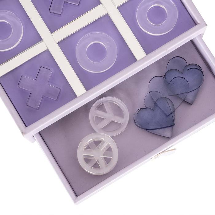 Detailaufnahme von Tic Tac Toe Jay, zeigt die hochwertige Verarbeitung und die feinen Details des Designs