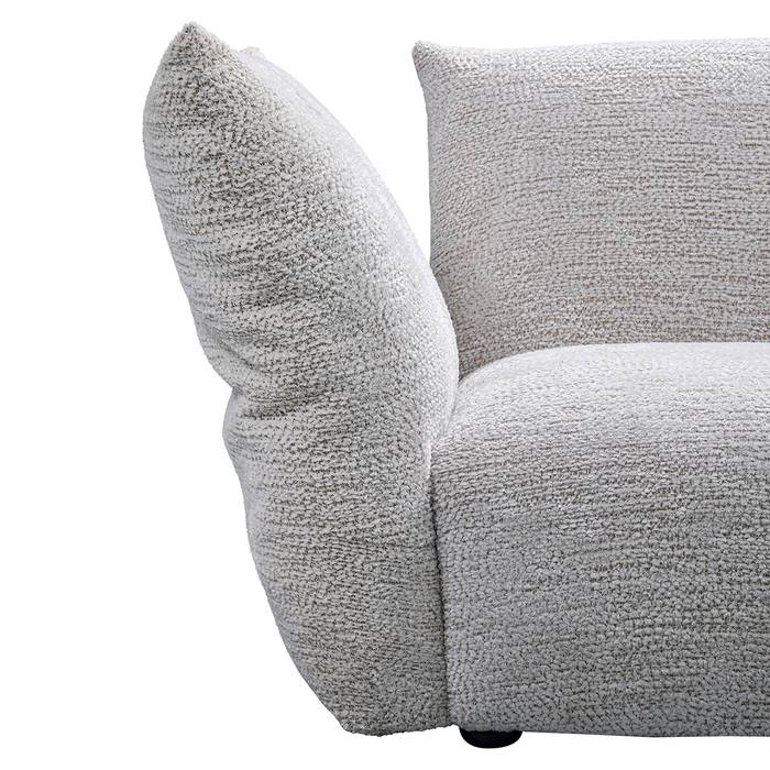 Das Bild zeigt eine Nahaufnahme des Sofas Loyd (Be Lovely 11 Cream). Die weiche, cremefarbene Polsterung und die feine Verarbeitung der Sitzfläche und Rückenlehne sind gut sichtbar.