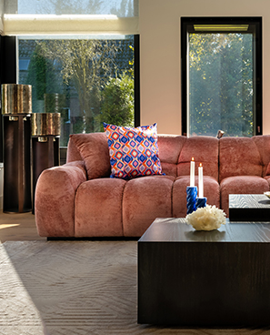 Richmond Sofa aus Chenille in rosé in einem Wohnzimmer