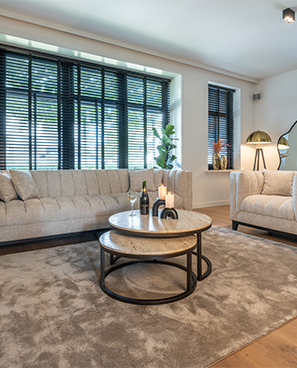 Richmond Möbel aus der Avalon Kollektion mit Sofas und Couchtisch in einem Wohnzimmer