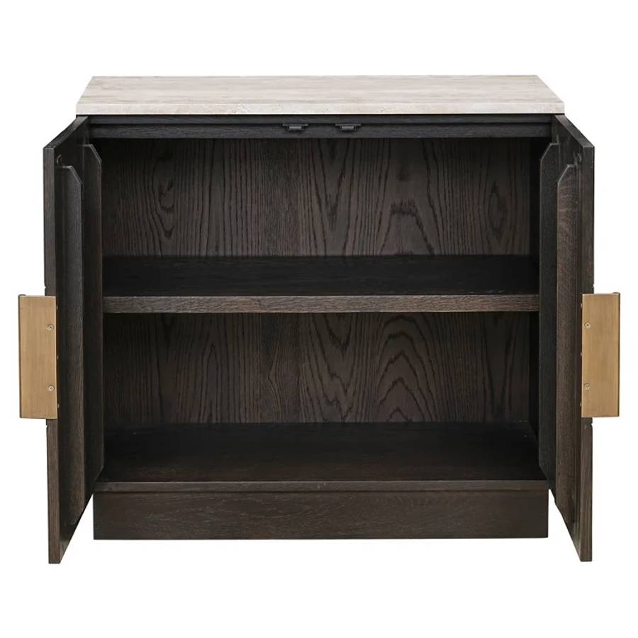 Ein Sideboard namens „Claremont 2-türig“ mit offenen Türen. Der Schrank hat eine dunkle Holzoberfläche und ein einzelnes Regal in der Mitte.