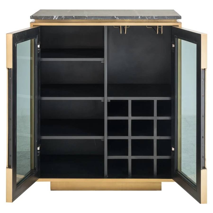 Das Sideboard Finsbury 2-türig hat ein elegantes Design mit einer schwarzen Marmorplatte. Die goldfarbene Vorderseite verfügt über zwei Glastüren, die jetzt offen sind und die geräumigen Regale im Inneren sichtbar machen.