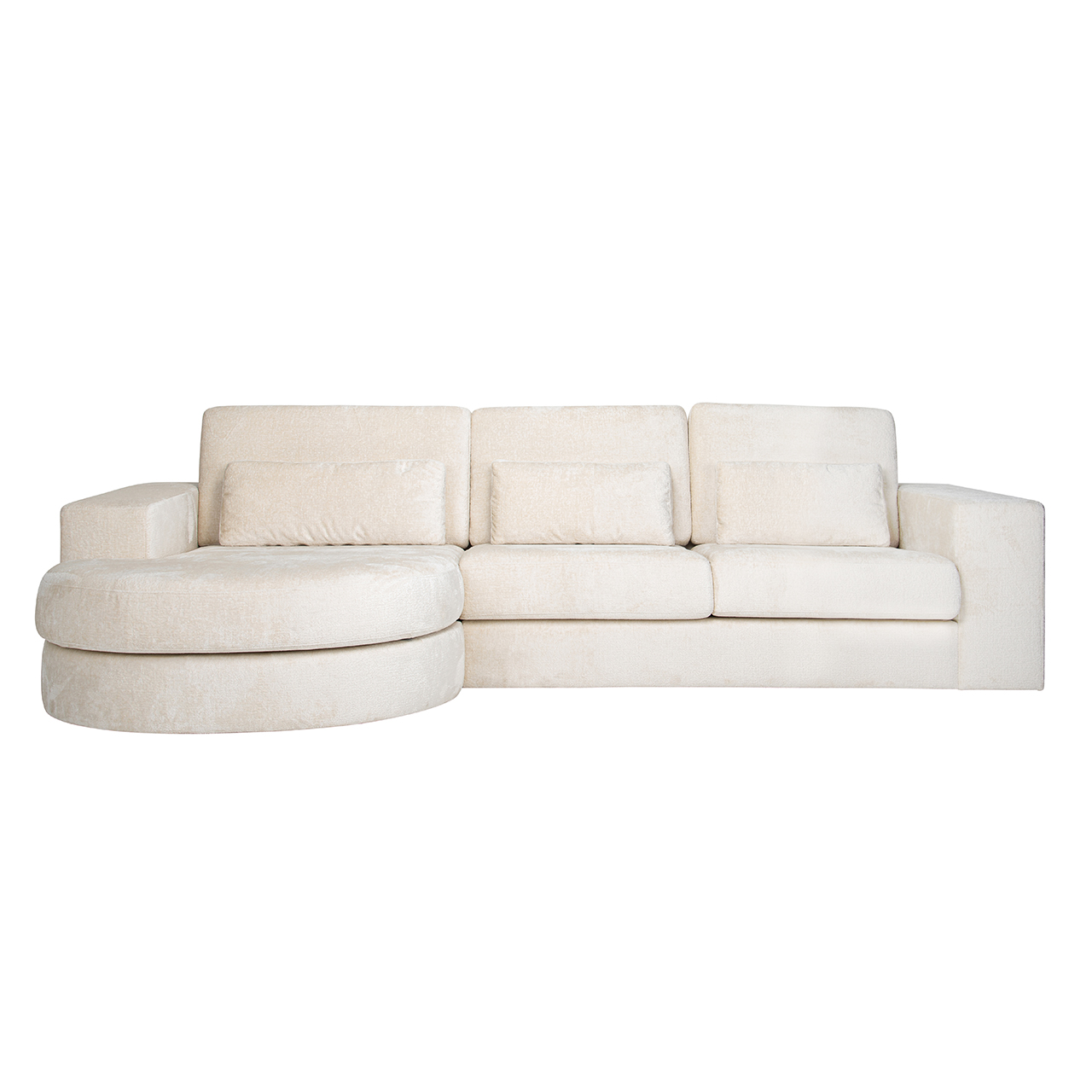 Ein weißes Ecksofa mit einer Chaiselongue an einem Ende. Das Sofa hat mehrere Kissen und ist mit einem hellen Stoff bezogen. Es eignet sich gut für Innenarchitekturzwecke, Möbelverkauf oder für jemanden, der ein neues Sofa kaufen möchte.