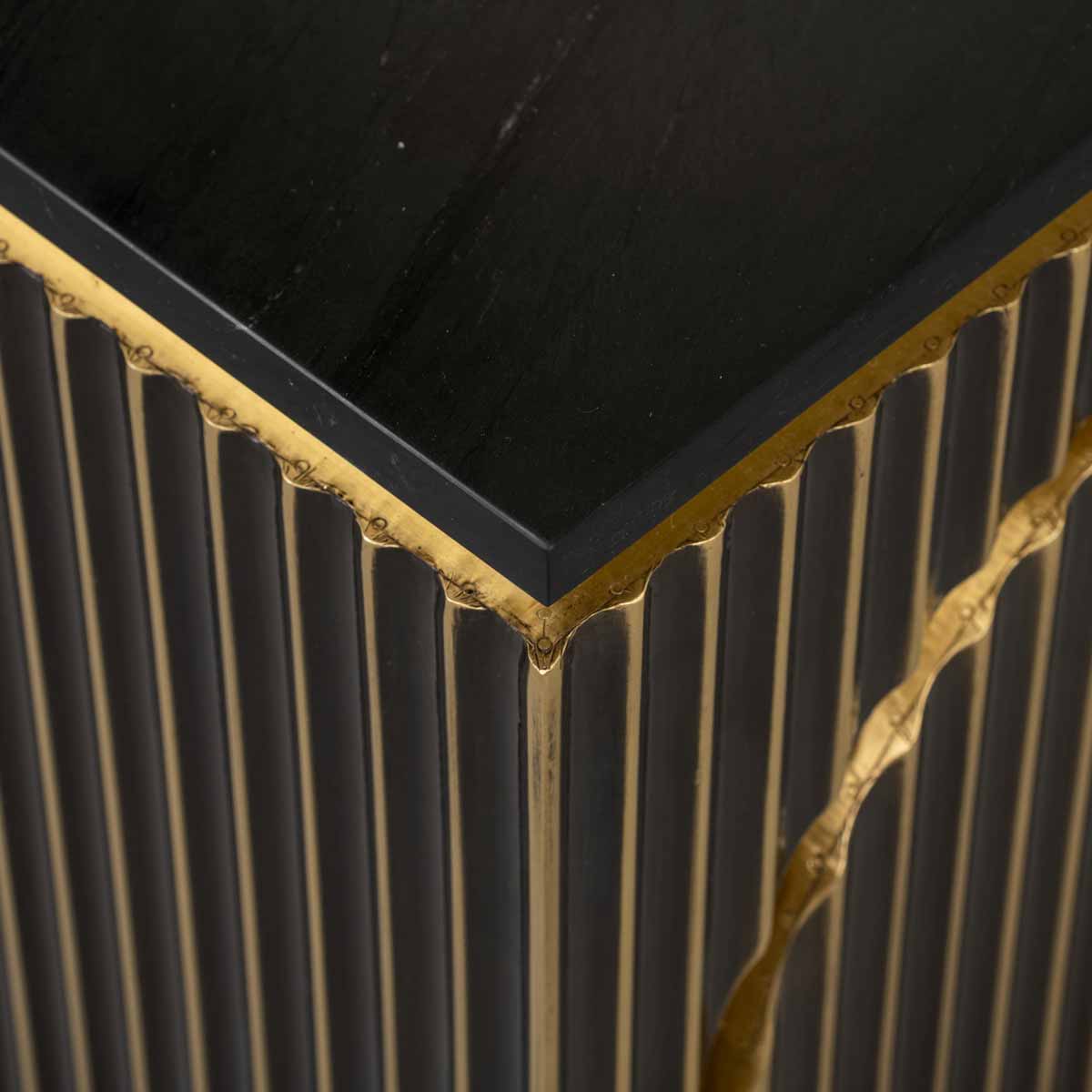 Nachttisch Les Arcs 1-tuerig (Brushed Gold) Nachttisch Les Arcs 1-tuerig (Brushed Gold), frontal seitlich aufgenommen. Modernes und elegantes Design, ideal für stilvolle Wohnräume mit Detailaufnahme