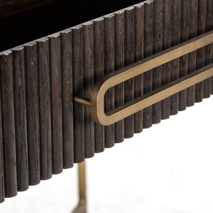 Luxor Ablagetisch mit 1 Schublade in Braun, aus dunkelbraunem Eichenfurnier. Mit paneelartiger Umrandung, goldfarbenen Akzenten und Eisenbeinen, vereint er elegante Ästhetik und funktionale Raffinesse. Ein Hauch von Luxus für Ihr Zuhause.