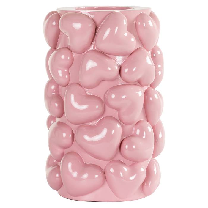 Der Kerzenhalter Emel Herzen groß (rosa) ist zylindrisch und mit mehreren herzförmigen Ornamenten verziert.