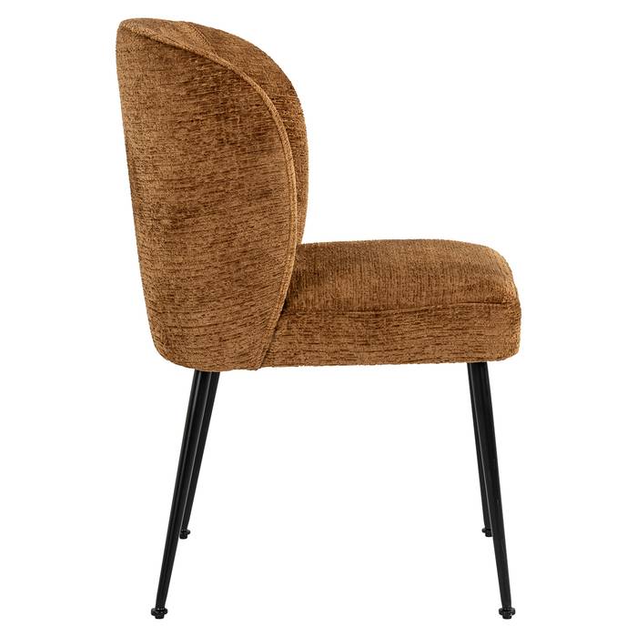 Das Bild zeigt den Esszimmerstuhl Fallon cognac fusion (Fusion cognac 28) von der Seite. Die elegante Form der cognacfarbenen Polsterung und die geschwungene Rückenlehne sind gut sichtbar.