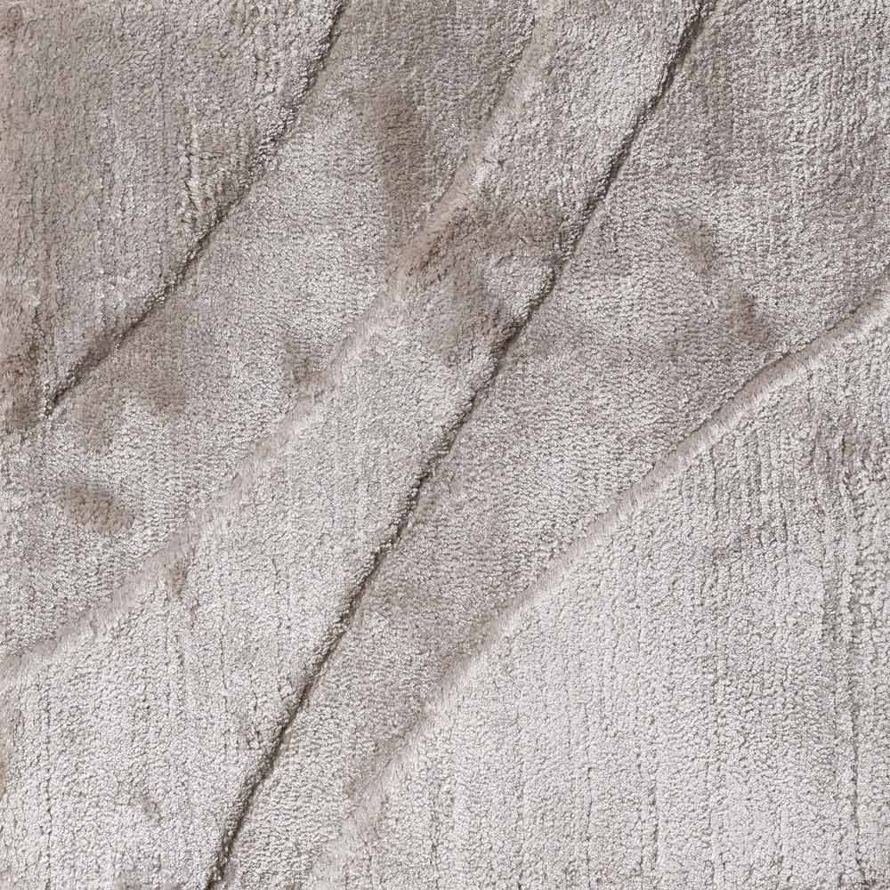 Detailaufnahme einer strukturierten Oberfläche aus weichem, plüschigem Stoff mit diagonalen Linien oder Rillen. Die Farbe ist einheitlich und eignet sich für Polster, Kleidung oder Decken.