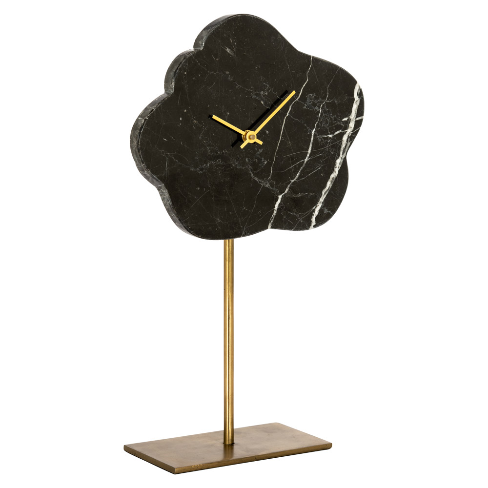Eine Uhr in Form einer Wolke aus Marmor mit weißen Adern auf dunklem Hintergrund, goldenen Zeigern und einem schlanken, goldenen Ständer auf rechteckigem Sockel.