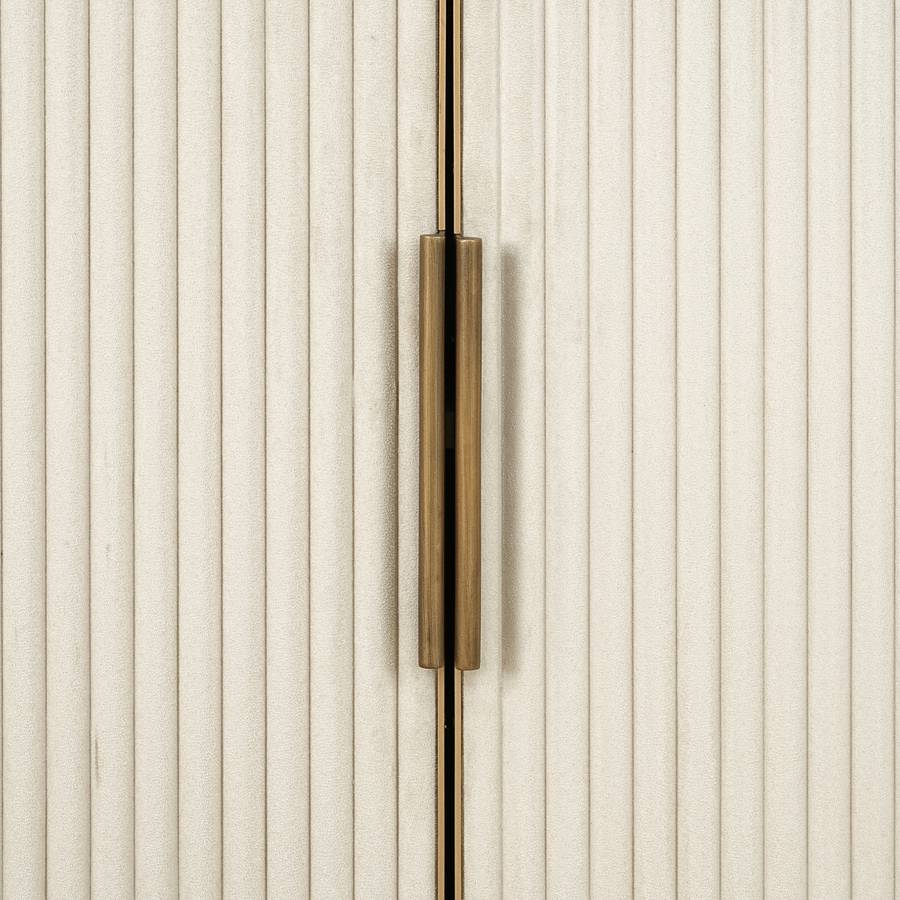 Das Bild zeigt eine Nahaufnahme der Tür des Schranks Tivoli rund, 2-türig, mit 3 offenen Regalen (weiß). Die Details der geriffelten Textur und die feine Verarbeitung der Tür sind deutlich sichtbar.