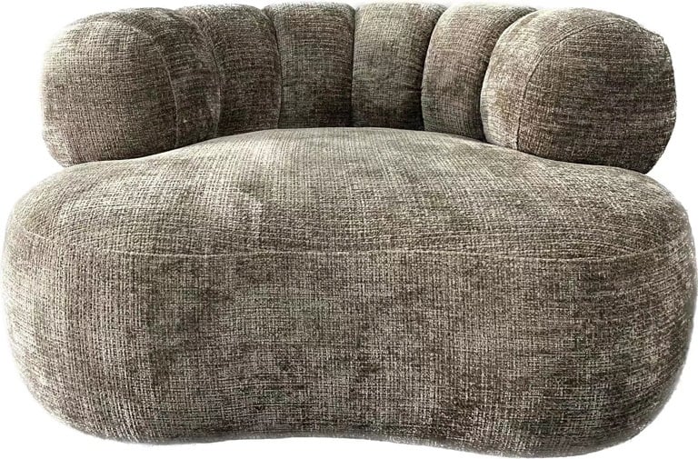Moderner, oversized Sofa mit rundem Design und texturierter Polsterung in Braun- und Beigetönen