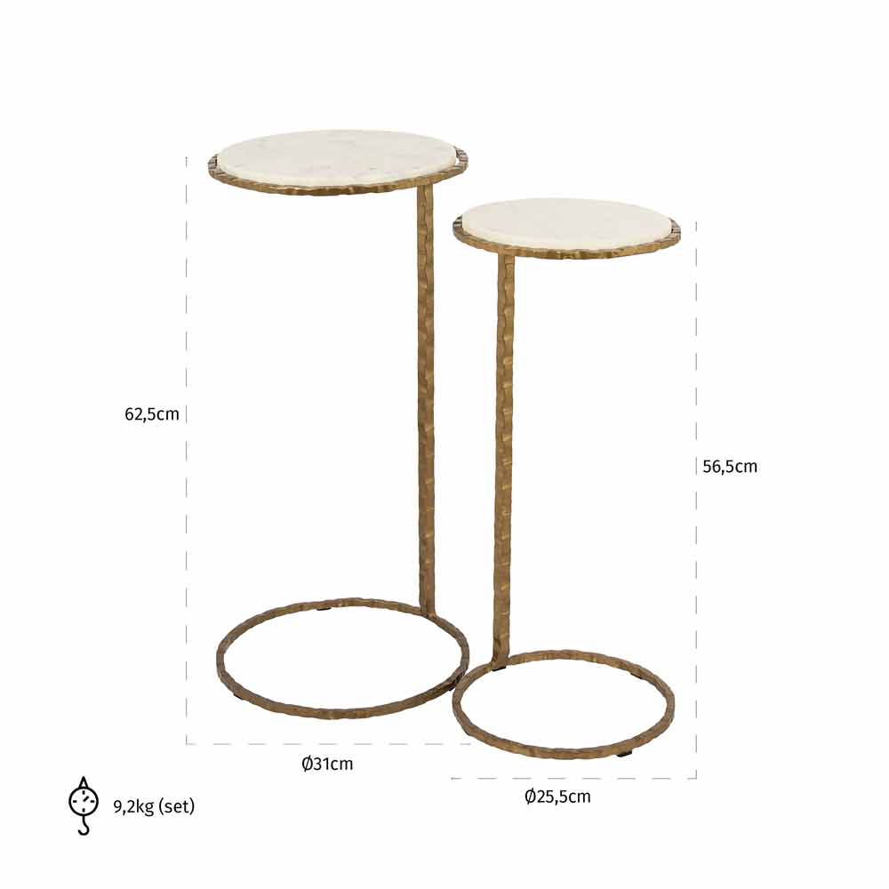 Ein Paar minimalistischer Beistelltische mit runden Tischplatten und metallischen Gestellen; der größere Tisch ist 62,5 cm hoch und 31 cm breit, während der kleinere 56,5 cm hoch und 25,5 cm breit ist. Das Set wiegt insgesamt 9,2 kg.