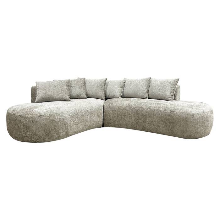 Das Sofa Cassie 4-Sitzer desert fusion (Fusion 109 desert) ist ein gemütliches Möbelstück mit einer geschwungenen Form.